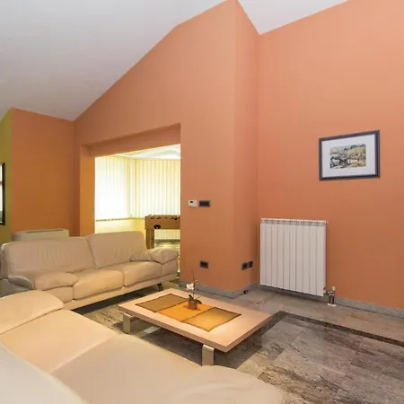 Stunning In With Kitchen * Pula
