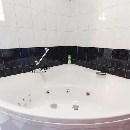 Stunning In With Kitchen Pula