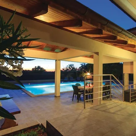 Stunning In With Kitchen * Pula