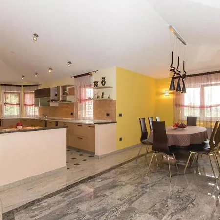 Stunning In With Kitchen *