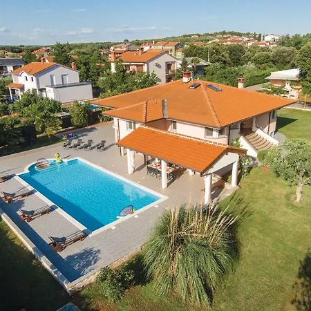Ferienhaus Luxurious Home In Pula