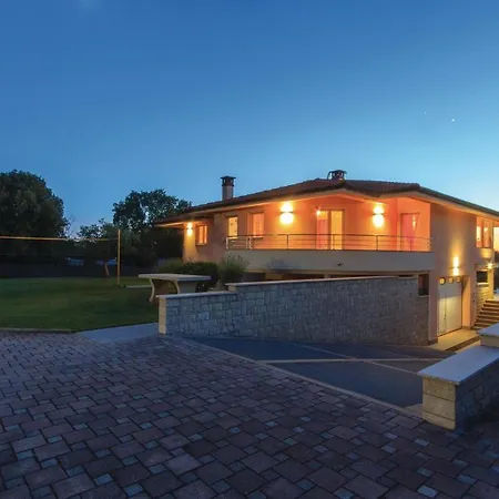 Ferienhaus Luxurious Home In Pula Pula