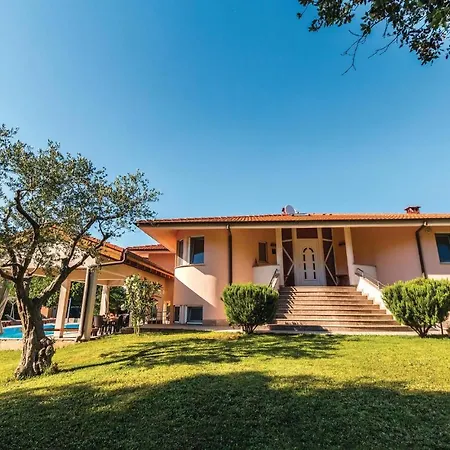 Ferienhaus Luxurious Home In Pula Pula