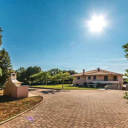 Ferienhaus Luxurious Home In Pula Pula