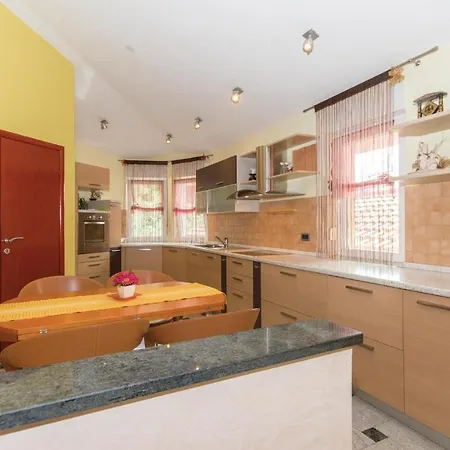 Luxurious Home In Pula Ferienhaus