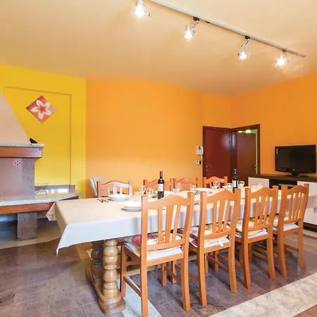 Holiday home Stunning Home In Pula With Kitchen Pula